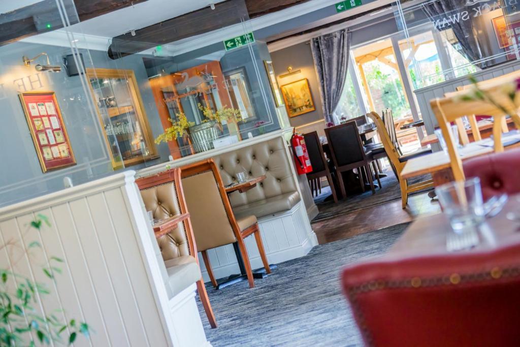 The Black Swan Inn Horsham St Faith Dış mekan fotoğraf